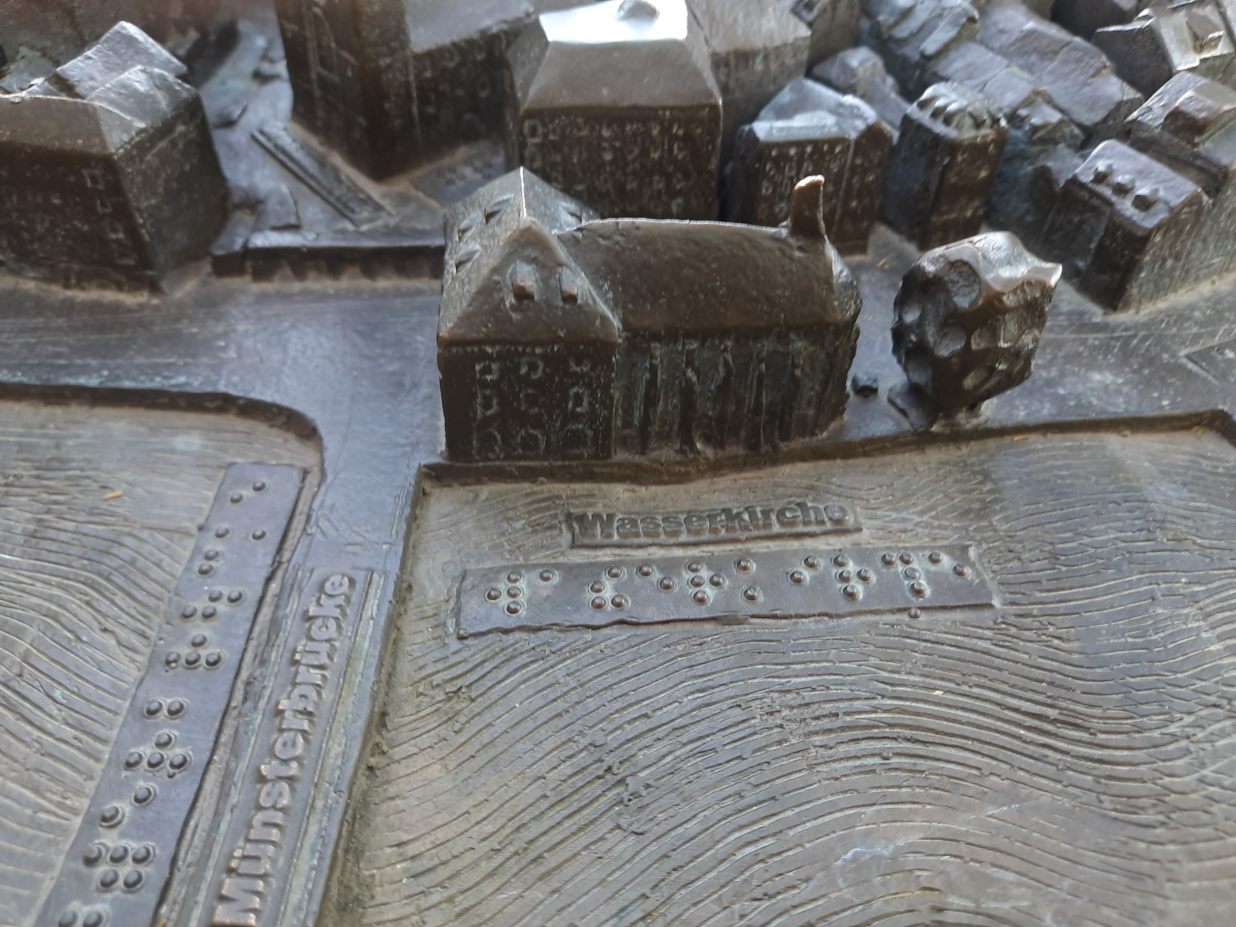 Ein Ausschnitt einer metallischen Nachbildung Zürichs mit Brailleschrift