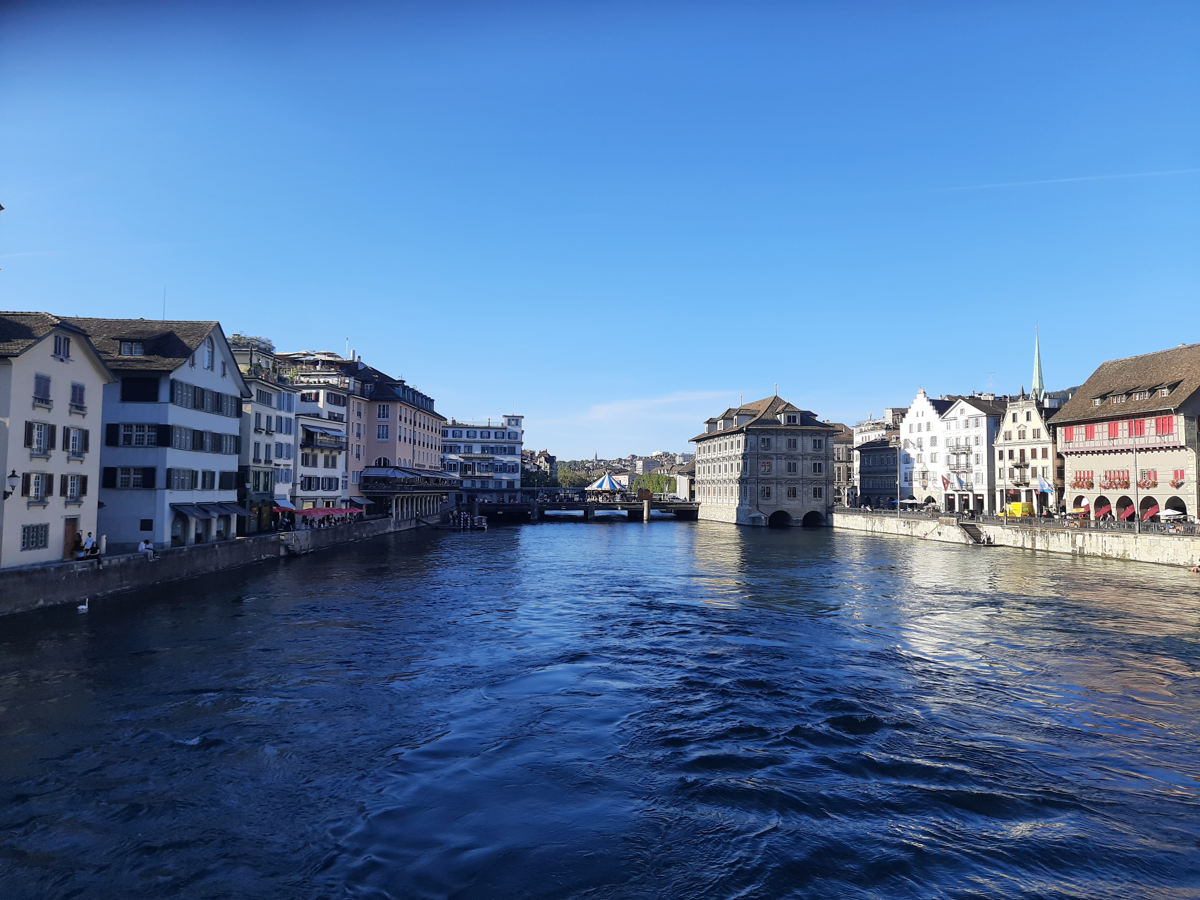 Blick auf einen Kanal, links und rechts isnd jeweils Häuser