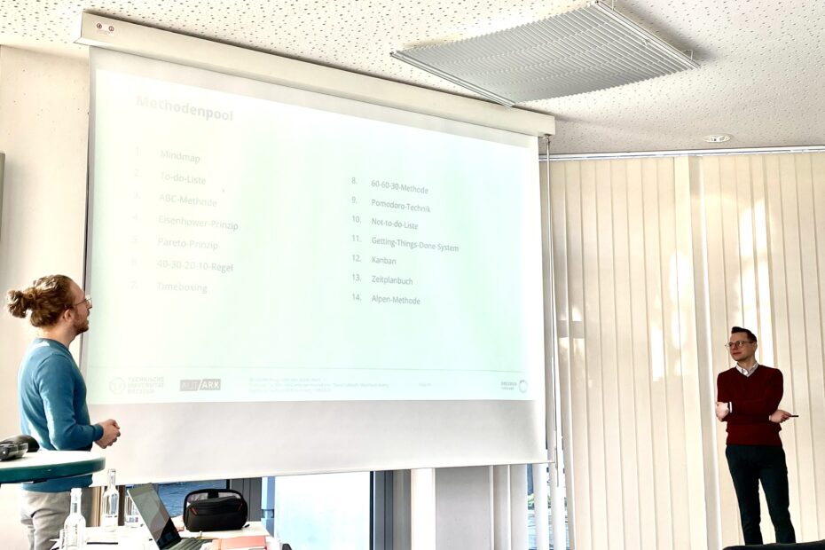 Meinhardt Branig und David Gollasch halten einen Workshop im BBW Hamburg und stehen frontal vor der Präsentation.